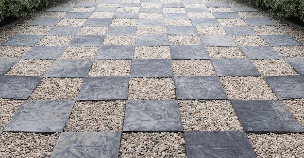 Photo parcours de jeu d'échecs sur le sol en pierre de gravier