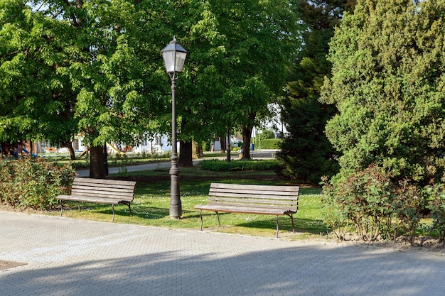 Des parcs et des bancs vides pendant le confinement dû au coronavirus COVID-19