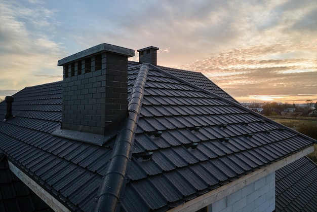 Pare-neige pour la sécurité en hiver sur le toit de la maison recouvert de bardeaux de céramique Revêtement carrelé du bâtiment