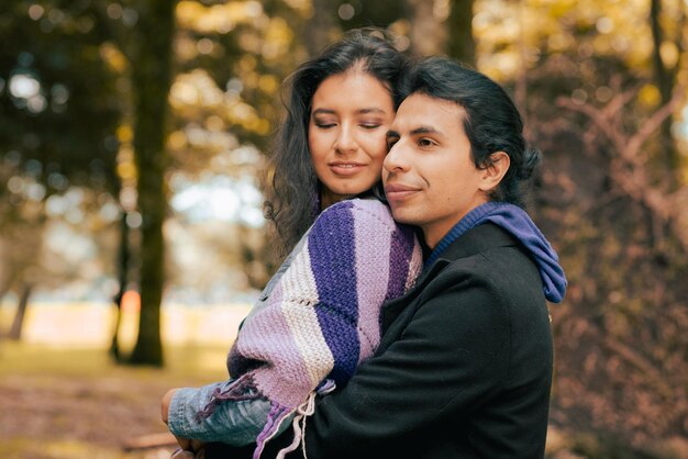 pareja de enamorados al aire libre en otoño