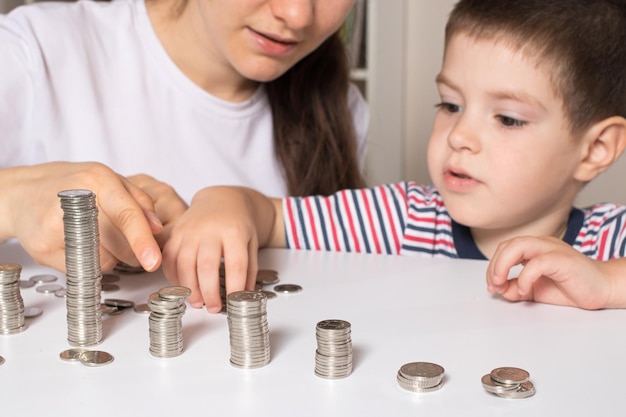 Le parent apprend à l'enfant à gérer l'argent.