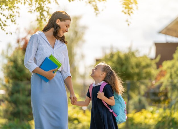 Parent et élève allant à l'école