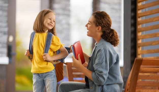 Parent et élève allant à l'école