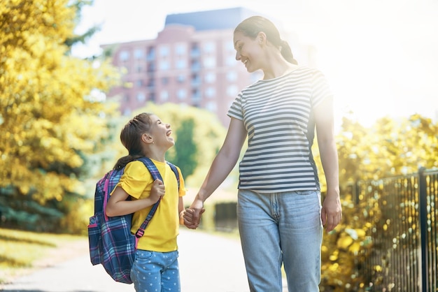 Parent et élève vont à l'école