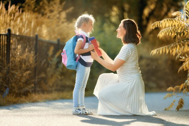 Parent et élève vont à l'école