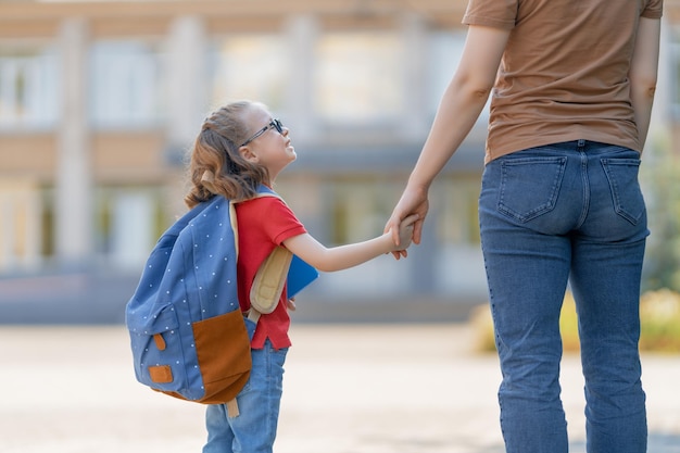 Parent et élève vont à l'école