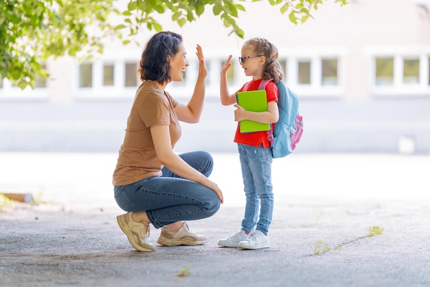 Parent et élève vont à l'école