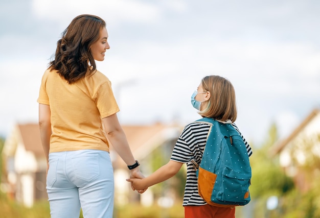 Parent et élèves allant à l'école