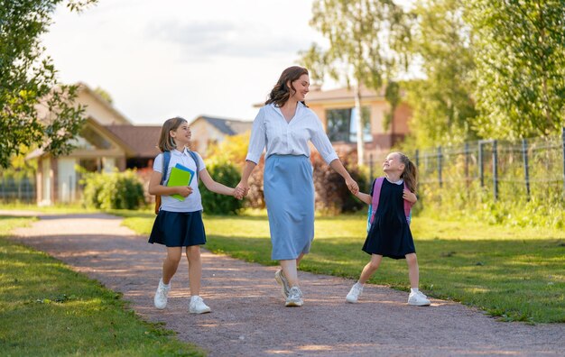 Parent et élèves allant à l'école