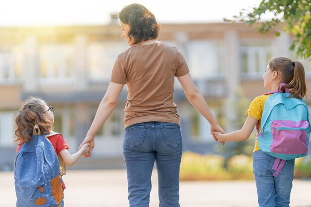 Parent et élèves vont à l'école