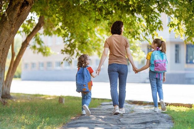 Parent et élèves vont à l'école