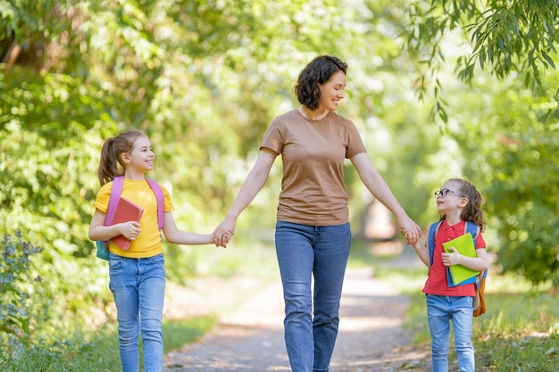 Parent et élèves vont à l'école