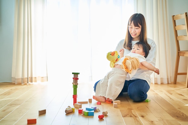 Parent et enfant jouant avec des marionnettes