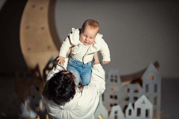 parent avec enfant près de la lune et de la ville lumineuses de décoration de noël