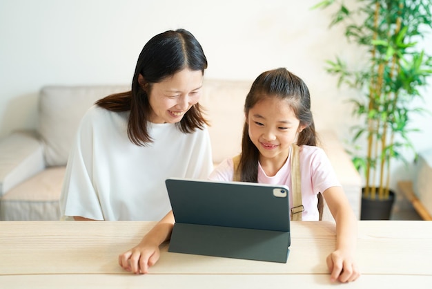 Parent et enfant regardant l'écran du Tablet PC