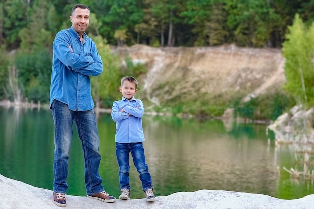 Un parent heureux avec enfant sur la nature dans les voyages du parc