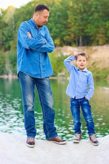 Un parent heureux avec enfant sur la nature dans les voyages du parc