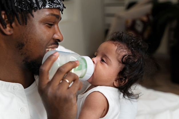 Photo parent nourrissant son enfant dans les premières années de sa vie