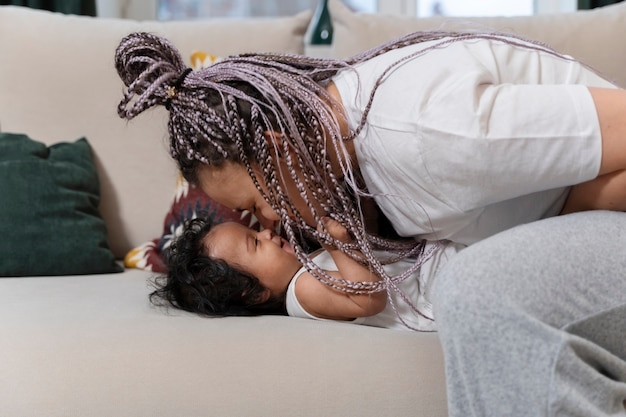 Parent passant du temps avec bébé