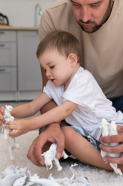 Photo parent passe du temps de qualité avec son enfant