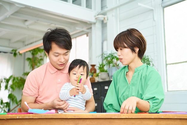 Un parent et son enfant dessinent et jouent à l'intérieur