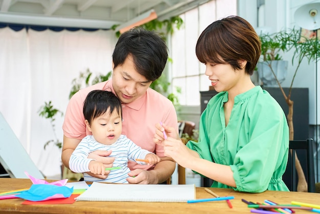 Un parent et son enfant dessinent et jouent à l'intérieur