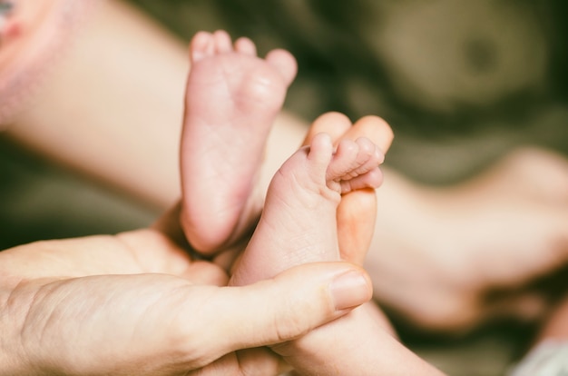 Parent tenant dans les mains pieds du nouveau-né.