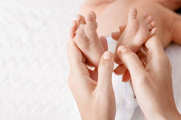 Parent tenant dans les mains les pieds du nouveau-né.