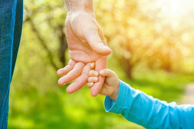 Le parent tenant la main de l'enfant