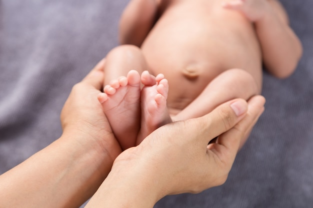 Parent tenant les pieds du nouveau-né dans les mains