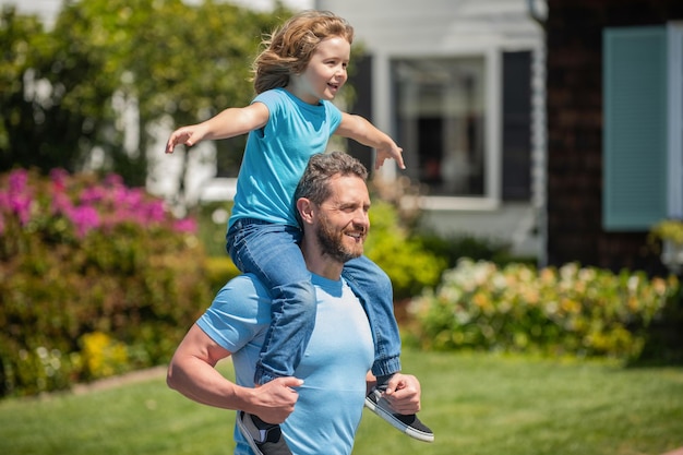 Parent tenir avec petit enfant garçon papa avec enfant le jour d'été parentalité et paternité