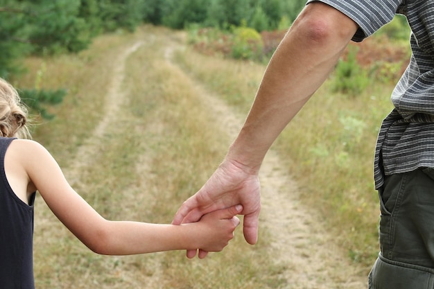 le parent tient la main d&#39;un petit enfant