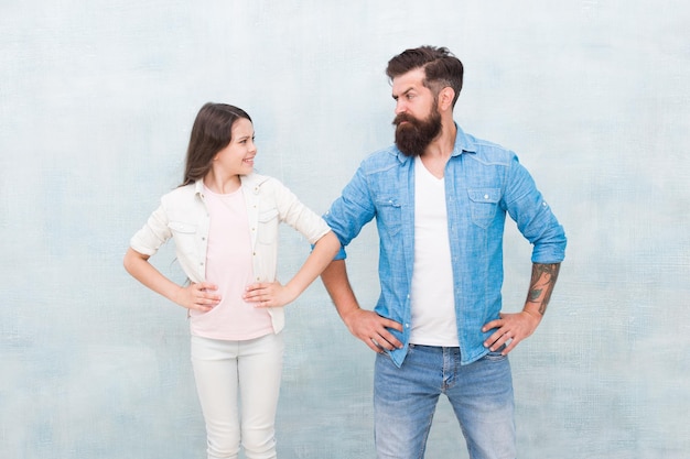 Parentalité et enfance Concept de la fête des pères Confiance et soutien Meilleurs amis Équipe de papa Hipster barbu et adorable petite fille Nous sommes une équipe Équipe familiale Père et fille coéquipiers