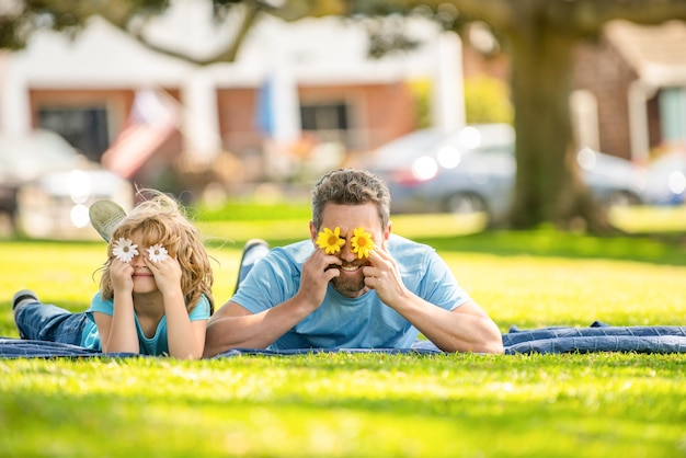 Parentalité et paternité fête des pères heureux père et fils s'amusant dans la famille du parc