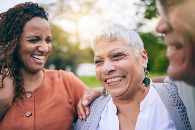 Photo parents âgés femme heureuse ou riant au parc avec soin d'amour et lien lors de voyages en plein air pour se détendre père senior mère mature ou visage de fille adulte drôle dans la nature en vacances en famille ensemble