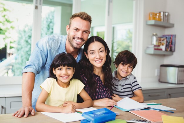 Parents aidant les enfants à faire leurs devoirs