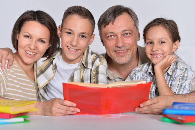 Les parents aident les enfants à faire leurs devoirs