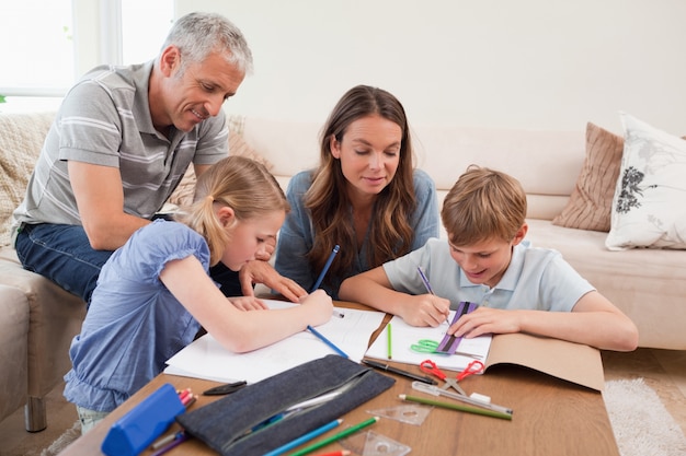 Les parents aident leurs enfants à faire leurs devoirs