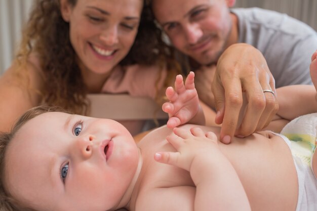 Parents aimants regardant bébé