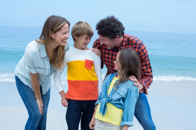 Parents appréciant avec les enfants à la plage