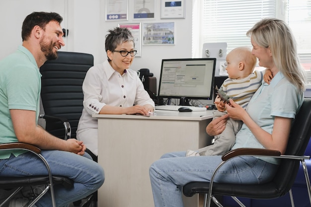 Parents avec un bébé consultent un otolaryngologue