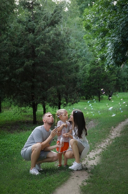 parents et bébé jouant avec des bulles