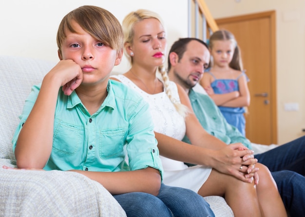 Parents Et Deux Enfants En Conflit à La Maison