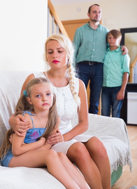 Parents et deux enfants en conflit à la maison