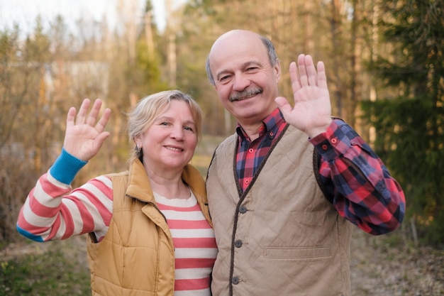 Parents disant au revoir à leurs enfants en agitant la main