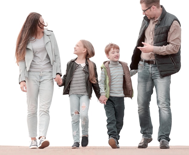 Les parents discutent de cela avec leurs enfants pendant la marche