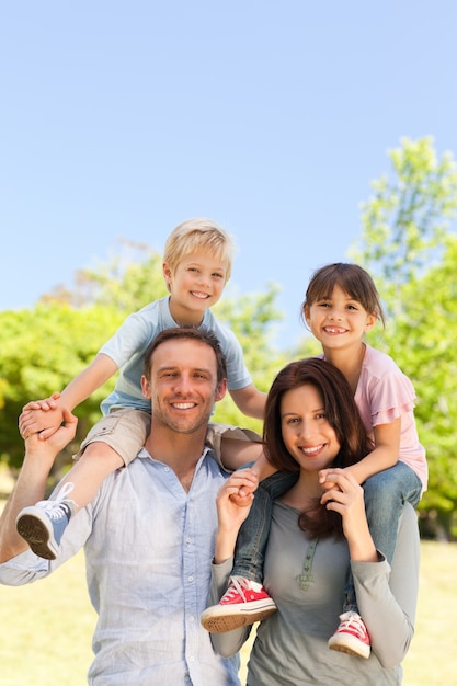 Parents donnant aux enfants un ferroutage