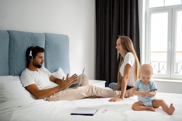 Parents avec enfant à la maison pendant la quarantaine