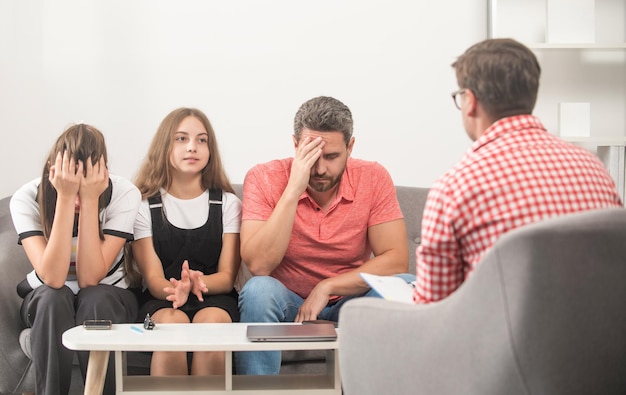 les parents avec enfant parlent au travailleur social. maman papa et fille. assurance-vie et adoption. réunion parents-professeurs. parentalité. bouleversé père mère et enfant lors d'une séance de psychologue. thérapie familiale.