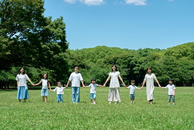 Photo des parents et des enfants alignés dans un champ vert.